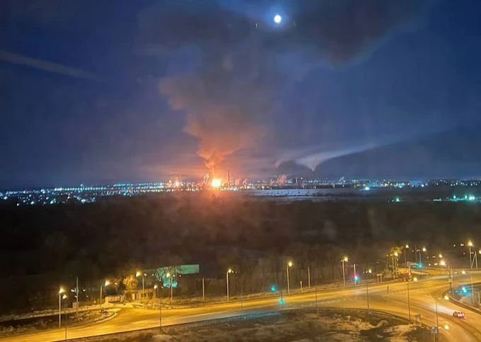 Khói lửa bùng phát tại Nhà máy lọc dầu Novokuibyshevsk ở tỉnh Samara của Liên bang Nga. (Ảnh cắt từ clip của Euro Maidan Press)