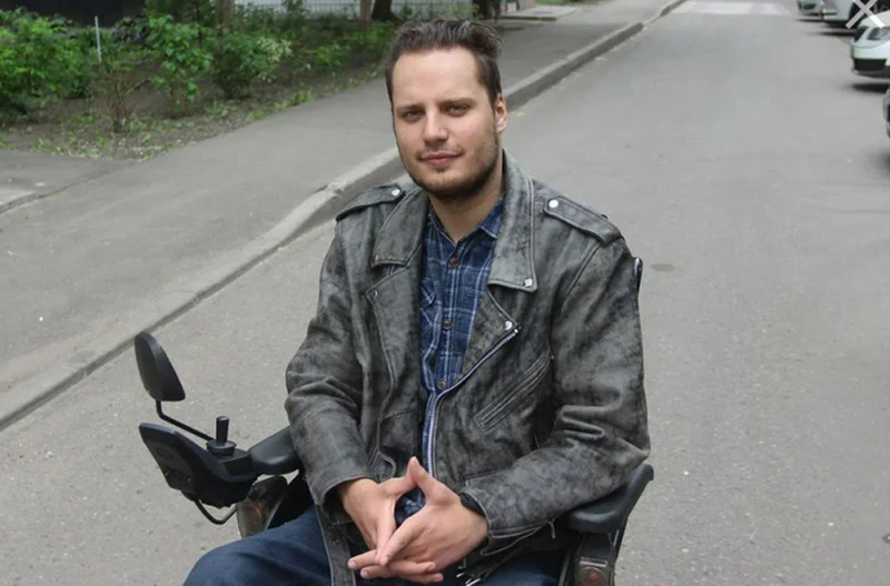 Maxim Verbenin ngồi xe lăn trước khi gặp nạn. (Ảnh: E1.RU)