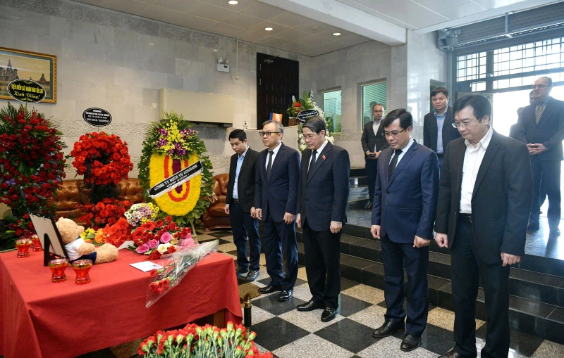 Phó Chủ tịch Quốc hội Nguyễn Đức Hải cùng các đại biểu viếng và chia buồn với các nạn nhân trong vụ khủng bố tại Liên bang Nga. (Ảnh: quochoi.vn)