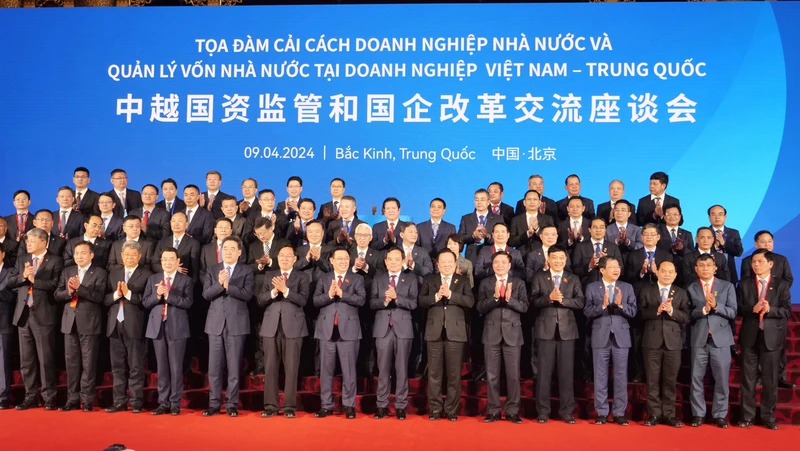 Chủ tịch Quốc hội Vương Đình Huệ chụp ảnh kỷ niệm với đại biểu Việt Nam và Trung Quốc dự Tọa đàm.