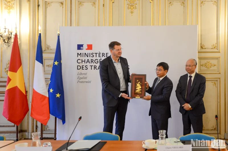 Đại sứ Việt Nam tại Pháp Đinh Toàn Thắng tham dự các hoạt động của Đoàn Bộ Giao thông vận tải. (Ảnh: MINH DUY)