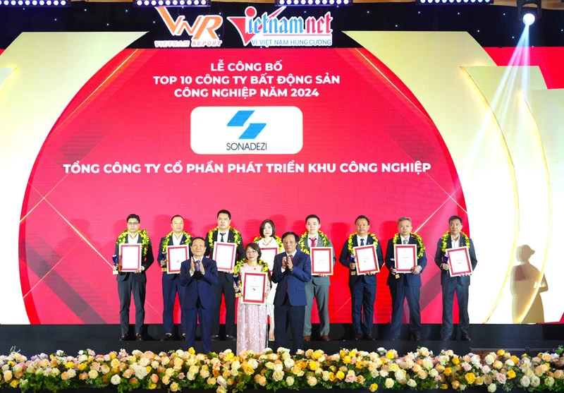 Đại diện lãnh đạo Tổng Công ty Sonadezi đón nhận vinh danh Top 10 Công ty bất động sản năm 2024.