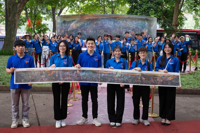 Đoàn viên thanh niên Học viện Công nghệ Bưu chính viễn thông hào hứng check-in cùng bức tranh panorama về “Chiến dịch Điện Biên Phủ”.