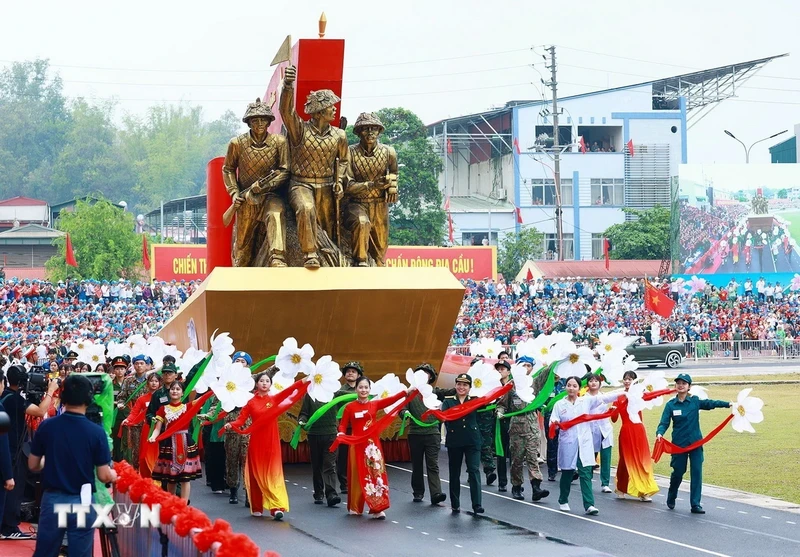 Xe mô hình Chiến thắng Điện Biên Phủ diễu hành tại Lễ kỷ niệm 70 năm Chiến thắng Điện Biên Phủ. (Ảnh: TTXVN)