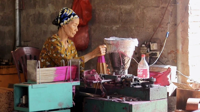 Nghệ nhân làng Quảng Phú Cầu nắn nót xếp hương tăm thành từng bó.