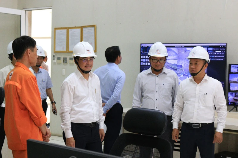 Đoàn công tác đến kiểm tra tại Phòng Điều khiển trung tâm Nhà máy Thủy điện Buôn Kuốp.