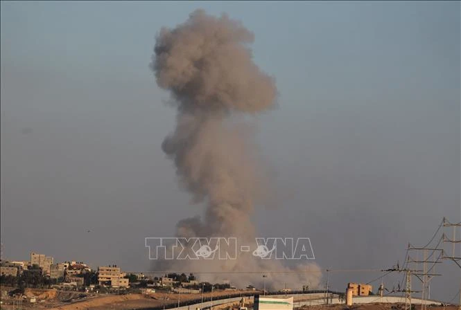 Khói bốc lên sau cuộc không kích của Israel xuống thành phố Rafah, Dải Gaza ngày 14/5/2024. Ảnh: THX/TTXVN