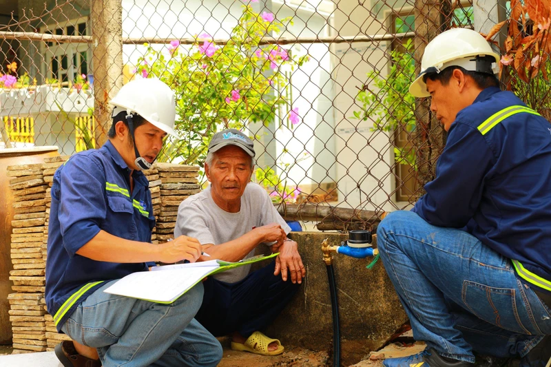 Xí nghiệp cấp nước Cần Giờ gắn đồng hồ nước cho hộ dân ở xã Tam Thôn Hiệp giúp tăng áp lực nước.