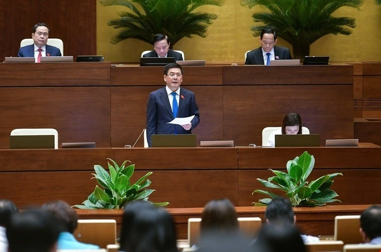 Bộ trưởng Công thương Nguyễn Hồng Diên trả lời trước Quốc hội ngày 5/6.