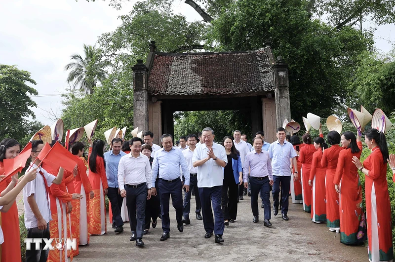 Chủ tịch nước Tô Lâm thăm làng cổ Đường Lâm.