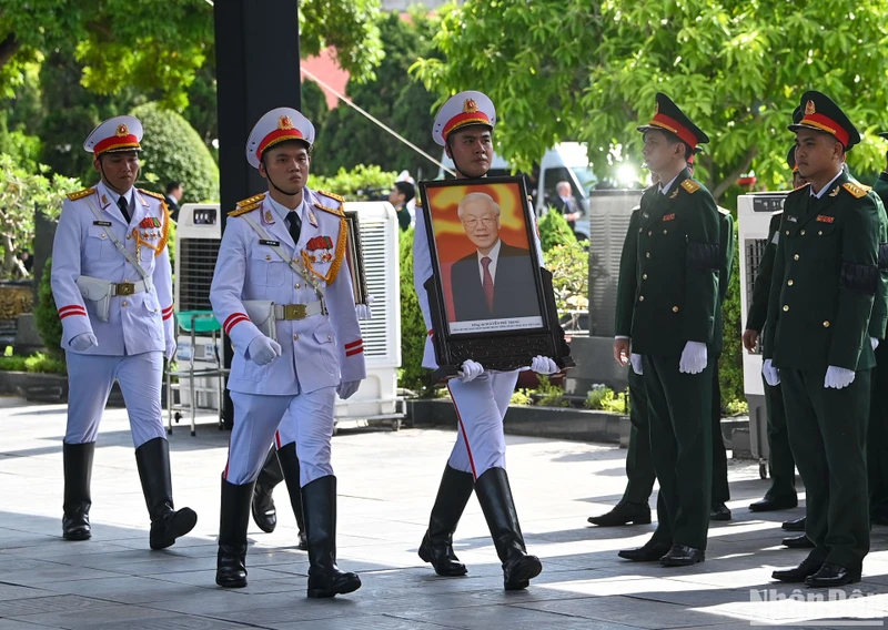 Đội nghi lễ chuyển di ảnh Tổng Bí thư Nguyễn Phú Trọng tới vị trí tổ chức Lễ an táng.