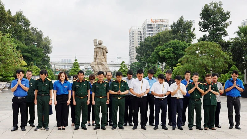 Đồng chí Nguyễn Xuân Hòa - Bí thư Đảng ủy, Chủ tịch HĐQT cùng tập thể Ban lãnh đạo, các tổ chức Đoàn thể dâng hương tại Nghĩa trang Liệt sĩ Thành phố Hồ Chí Minh.