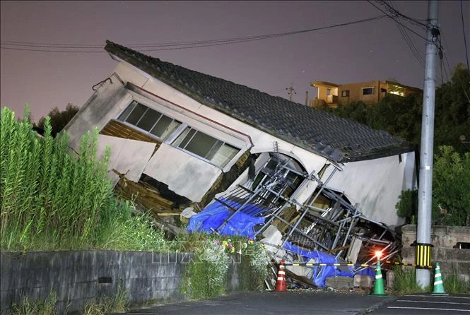 Ngôi nhà bị sập sau động đất có độ lớn 7,1 ở Osaki, tỉnh Kagoshima (Nhật Bản) ngày 8/8. Ảnh: Kyodo/TTXVN