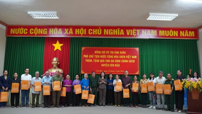 Phó Chủ tịch nước Võ Thị Ánh Xuân và Phó Bí thư Tỉnh ủy Nguyễn Thị Yến tặng quà cho gia đình chính sách tại huyện Côn Đảo.