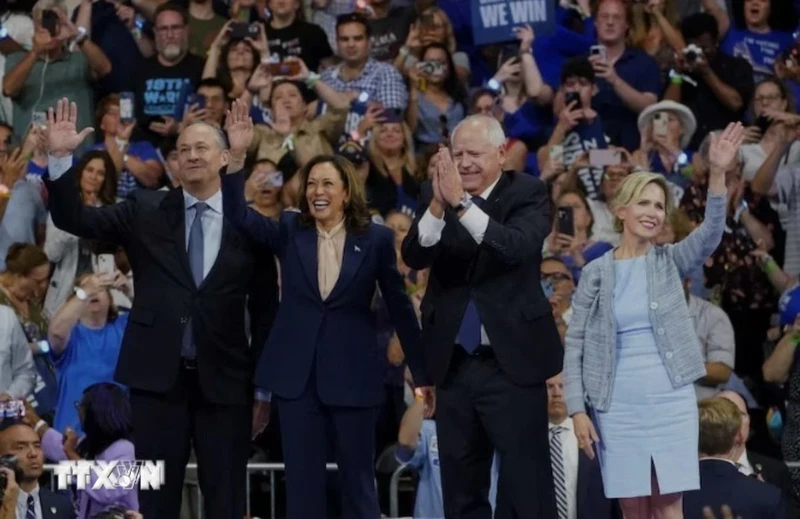 Phó Tổng thống Mỹ Kamala Harris (thứ 2, trái) và Thống đốc bang Minnesota Tim Walz (thứ 2, phải) trong cuộc vận động tranh cử ở thành phố Philadelphia, bang Pennsylvania. (Ảnh: Reuters/TTXVN)