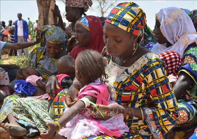 Các bà mẹ và trẻ em trong buổi giáo dục về dinh dưỡng tại Barago, Niger. Ảnh: AFP/TTXVN