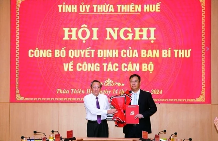 Phó Trưởng ban Thường trực Ban Tổ chức Trung ương Hoàng Đăng Quang công bố và trao Quyết định của Ban Bí thư cho đồng chí Phạm Đức Tiến.