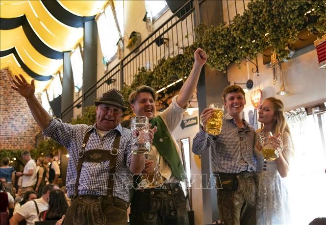 Người dân tham dự lễ hội bia Oktoberfest tại Munich, Đức. Ảnh: THX/TTXVN