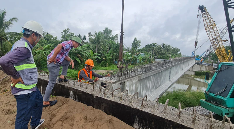 Thi công lao dầm cầu công trình Đường tỉnh 929.