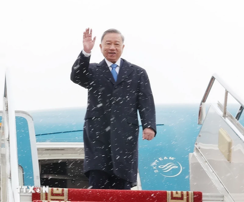 Tổng Bí thư, Chủ tịch nước Tô Lâm đến sân bay Thành Cát Tư Hãn (Chinggis Khaan International Airport) ở Thủ đô Ulan Bator. Ảnh: Trí Dũng/TTXVN