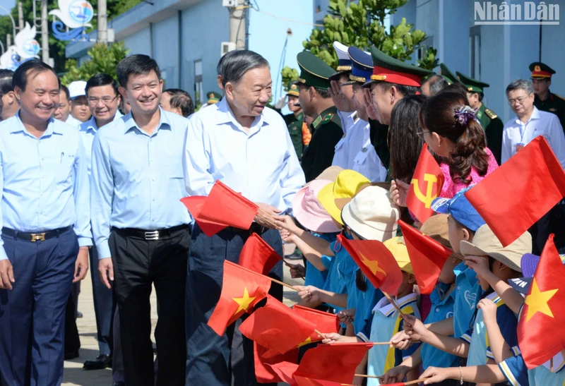 Tổng Bí thư, Chủ tịch nước thăm, làm việc tại huyện đảo Cồn Cỏ.