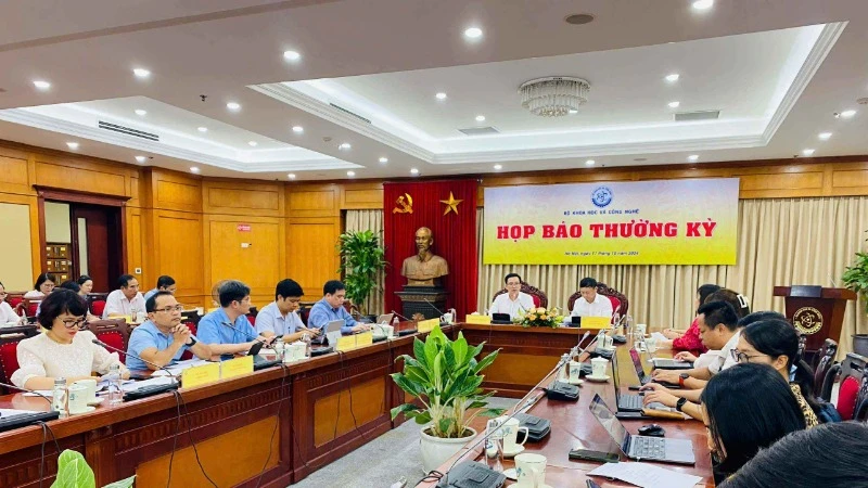 Các đại biểu tại cuộc họp báo.