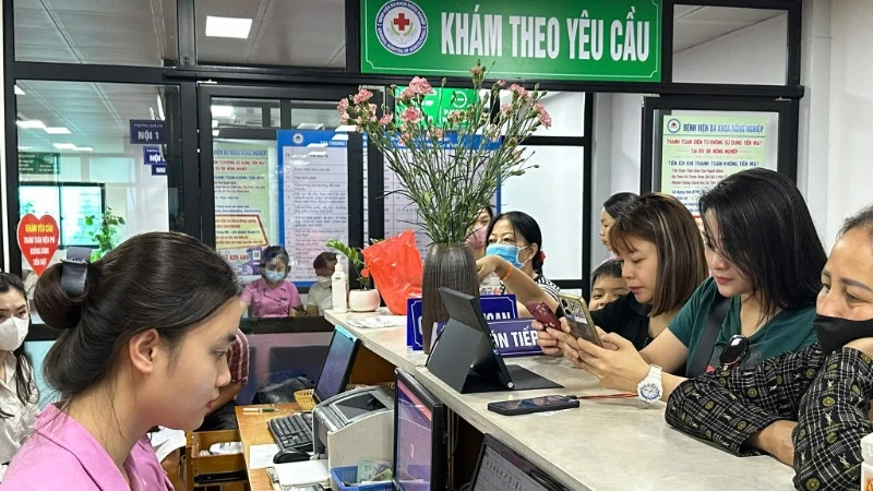 Người bệnh thao tác thanh toán không sử dụng tiền mặt tại Bệnh viện đa khoa Nông nghiệp.