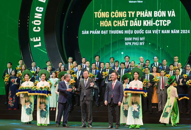 Ông Phan Công Thành-Tổng giám đốc PVFCCo nhận biểu trưng Thương hiệu Quốc gia 2024.