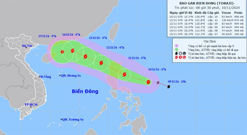 Vị trí và hướng di chuyển của bão Toraji gần Biển Đông. (Nguồn: nchmf.gov.vn)