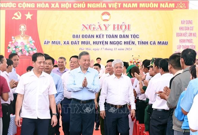 Tổng Bí thư Tô Lâm dự Ngày hội Đại đoàn kết toàn dân tộc tại ấp Mũi, xã Đất Mũi, huyện Ngọc Hiển, Cà Mau. Ảnh: Thống Nhất/TTXVN