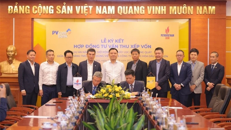 Dưới sự chứng kiến của lãnh đạo Tập đoàn Dầu khí Việt Nam, BSR và PVcomBank đã ký kết “Hợp đồng tư vấn thu xếp vốn cho Dự án Nâng cấp mở rộng NMLD Dung Quất”.