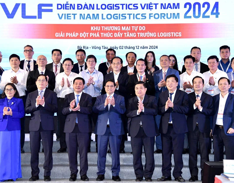 Thủ tướng Phạm Minh Chính và các đồng chí lãnh đạo, đại biểu tham dự Diễn đàn Logistics Việt Nam 2024. 