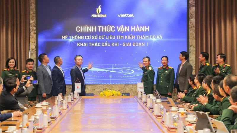 Lãnh đạo hai Tập đoàn thực hiện nghi lễ chính thức vận hành hệ thống cơ sở dữ liệu tìm kiếm, thăm dò và khai thác dầu khí - giai đoạn 1.