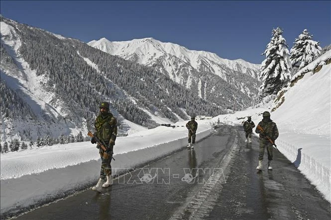 Binh sĩ Ấn Độ tuần tra gần đèo Zojila, nối Srinagar với Ladakh, giáp giới với Trung Quốc ngày 28/2/2021. Ảnh tư liệu: AFP/TTXVN