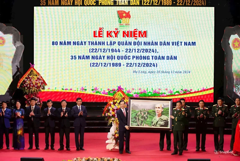 Lãnh đạo thành phố Hạ Long chúc mừng lực lượng vũ trang thành phố nhân kỷ niệm 80 năm Ngày thành lập Quân đội nhân dân Việt Nam và 35 năm Ngày hội Quốc phòng toàn dân. 