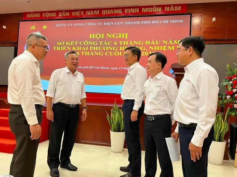 Bí thư Đảng ủy EVNHCMC Phạm Quốc Bảo (thứ 2 từ trái qua) trao đổi cùng các đại biểu dự hội nghị.