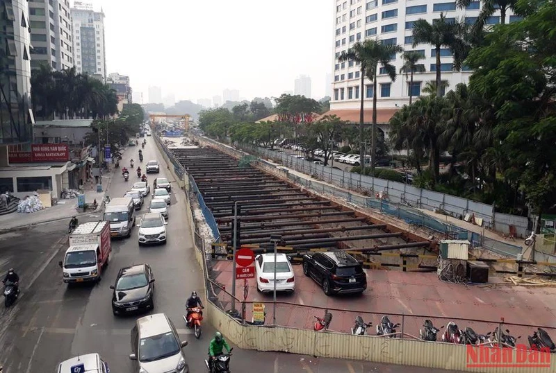 Việc thi công phần ngầm dự án đường sắt đô thị Nhổn-Ga Hà Nội đã ảnh hưởng đến một số ngôi nhà chung quanh.