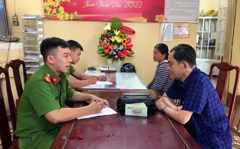 Công an phường Vĩnh Ninh (TP Huế) làm thủ tục trao trả 100 triệu đồng cho ông Ngô Hữu Quý. (Ảnh: Công an cung cấp)