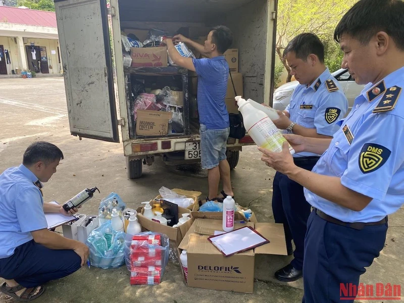 Đội quản lý thị trường số 4 kiểm tra hàng hóa trên xe ô-tô do ông Nguyễn Văn Kế chở mỹ phẩm nhập lậu.