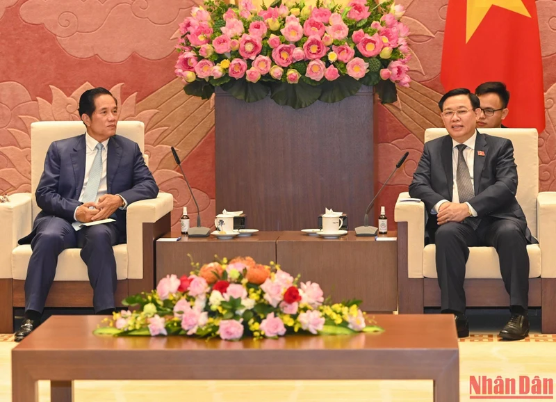 Chủ tịch Quốc hội Vương Đình Huệ phát biểu tại buổi tiếp Đô trưởng thủ đô Phnôm Pênh Khuong Sreng. (Ảnh: Duy Linh)
