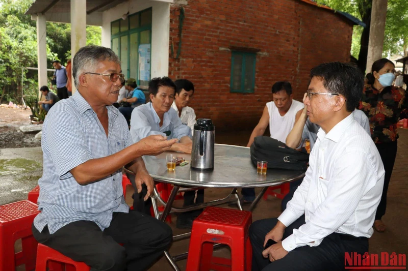 Lãnh đạo huyện Long Thành trong một lần tiếp xúc với người dân thuộc diện di dời để thực hiện dự án sân bay Long Thành.