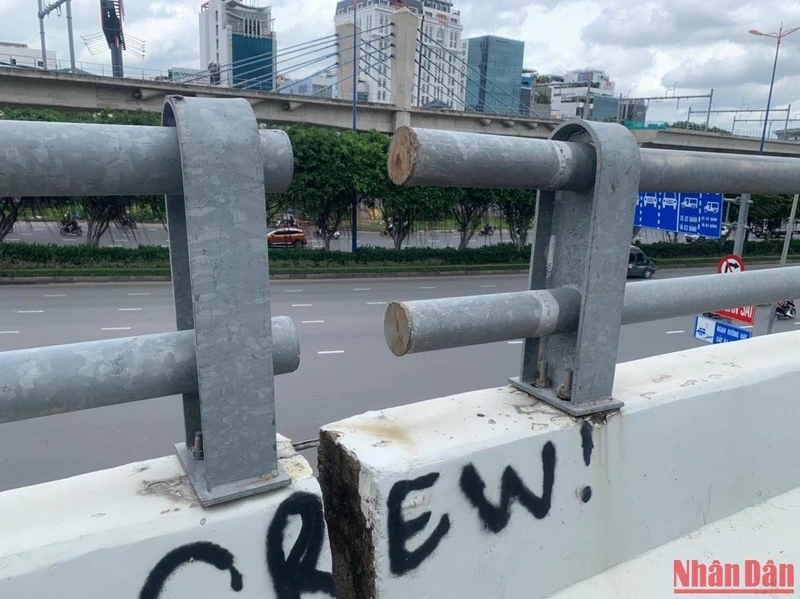 Thành phố Hồ Chí Minh: Cấm tất cả phương tiện lưu thông qua cầu vượt Nguyễn Hữu Cảnh