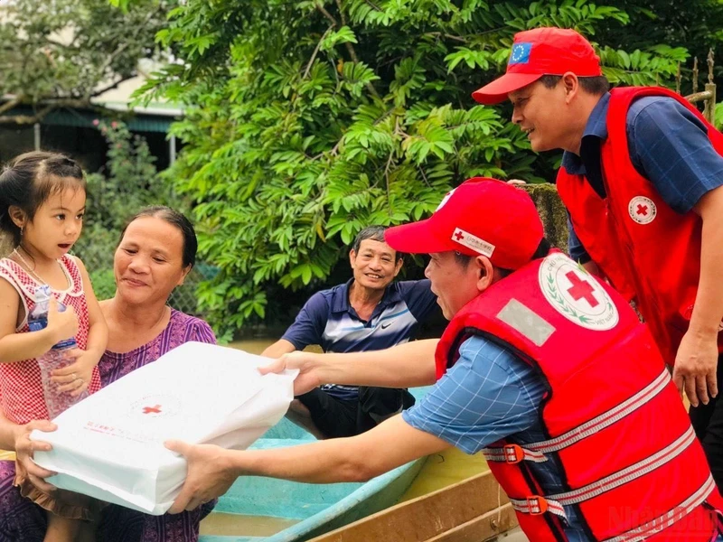 Hội Chữ thập đỏ tỉnh Hà Tĩnh cứu trợ khẩn cấp bà con vùng bị ngập sâu, chia cắt tại xã Vĩnh Hòa, huyện Đức Thọ.