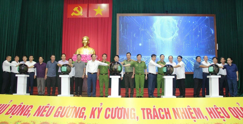 Đại diện các sở ngành, Ủy ban nhân dân các huyện thành phố thị xã của Hà Nam ký cam kết thực hiện Đề án 06.