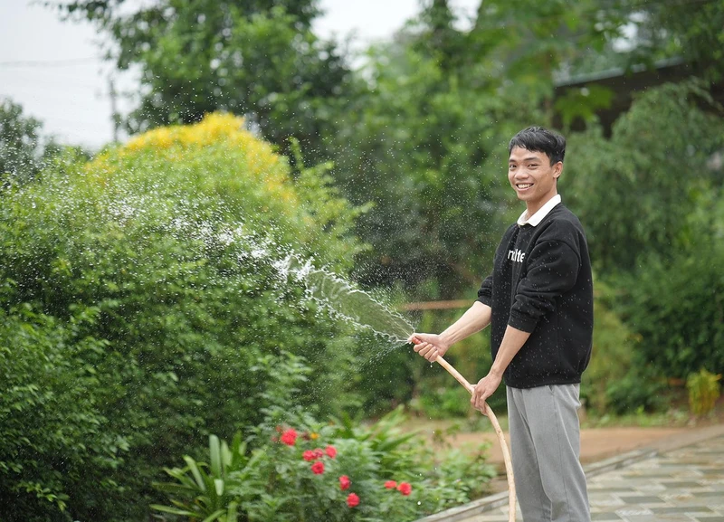 Người dân thôn Mai Đàn, xã Cam Chính, huyện Cam Lộ vui mừng khi có nước sạch sinh hoạt. 