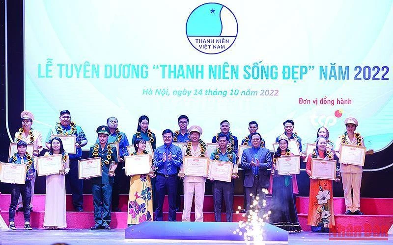 Bí thư thứ nhất Trung ương Đoàn Bùi Quang Huy và Chủ tịch Hội Cựu Thanh niên xung phong Việt Nam Vũ Trọng Kim trao Giải thưởng “Thanh niên sống đẹp” năm 2022 tặng các cá nhân tiêu biểu.