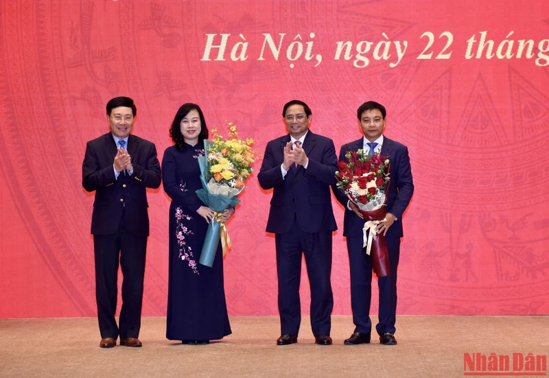Thủ tướng Phạm Minh Chính và Phó Thủ tướng Thường trực Phạm Bình Minh tặng hoa hai Bộ trưởng Y tế và Giao thông vận tải. (Ảnh: Trần Hải)