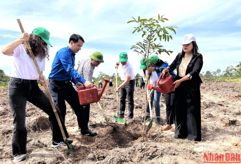 Lãnh đạo Trung ương Đoàn và Ủy ban nhân dân tỉnh Đắk Lắk cùng các ngành liên quan trồng cây xanh tại Làng Thanh niên lập nghiệp, biên giới Ya Lốp, huyện Ea Súp.