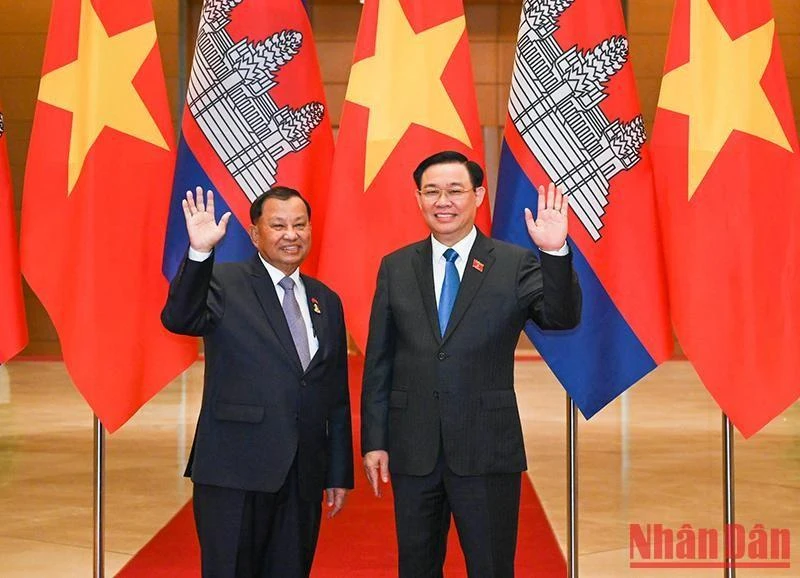 Chủ tịch Quốc hội Vương Đình Huệ và Chủ tịch Thượng viện Vương quốc Campuchia Samdech Say Chhum chụp ảnh lưu niệm tại lễ đón. (Ảnh: Duy Linh)