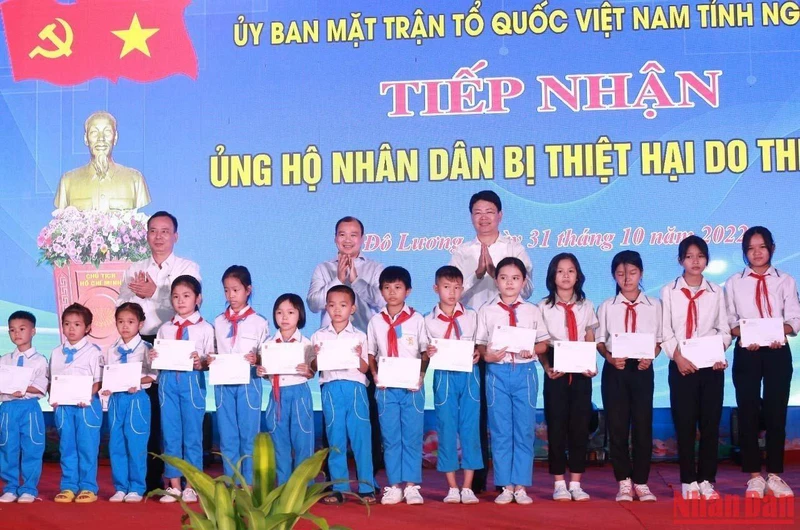 Trao 20 suất quà cho các cháu học sinh nghèo vượt khó của xã Thượng Sơn. (Ảnh: Đặng Cường)